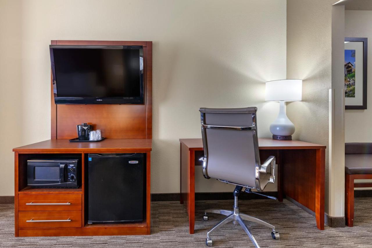 Comfort Suites Ошкош Екстериор снимка
