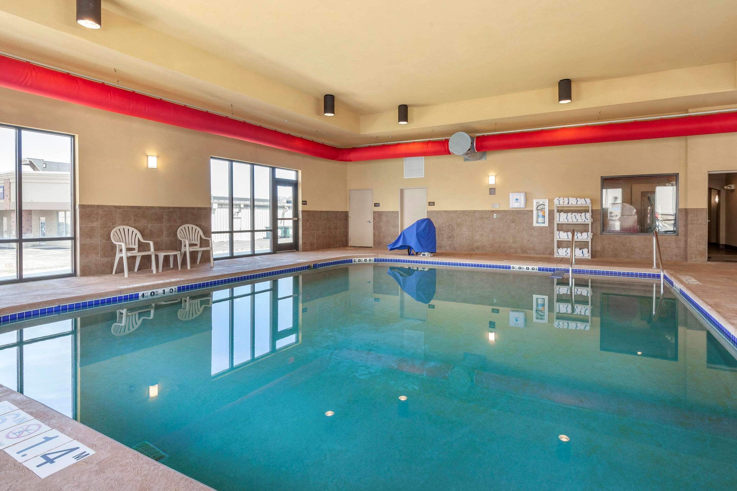 Comfort Suites Ошкош Екстериор снимка