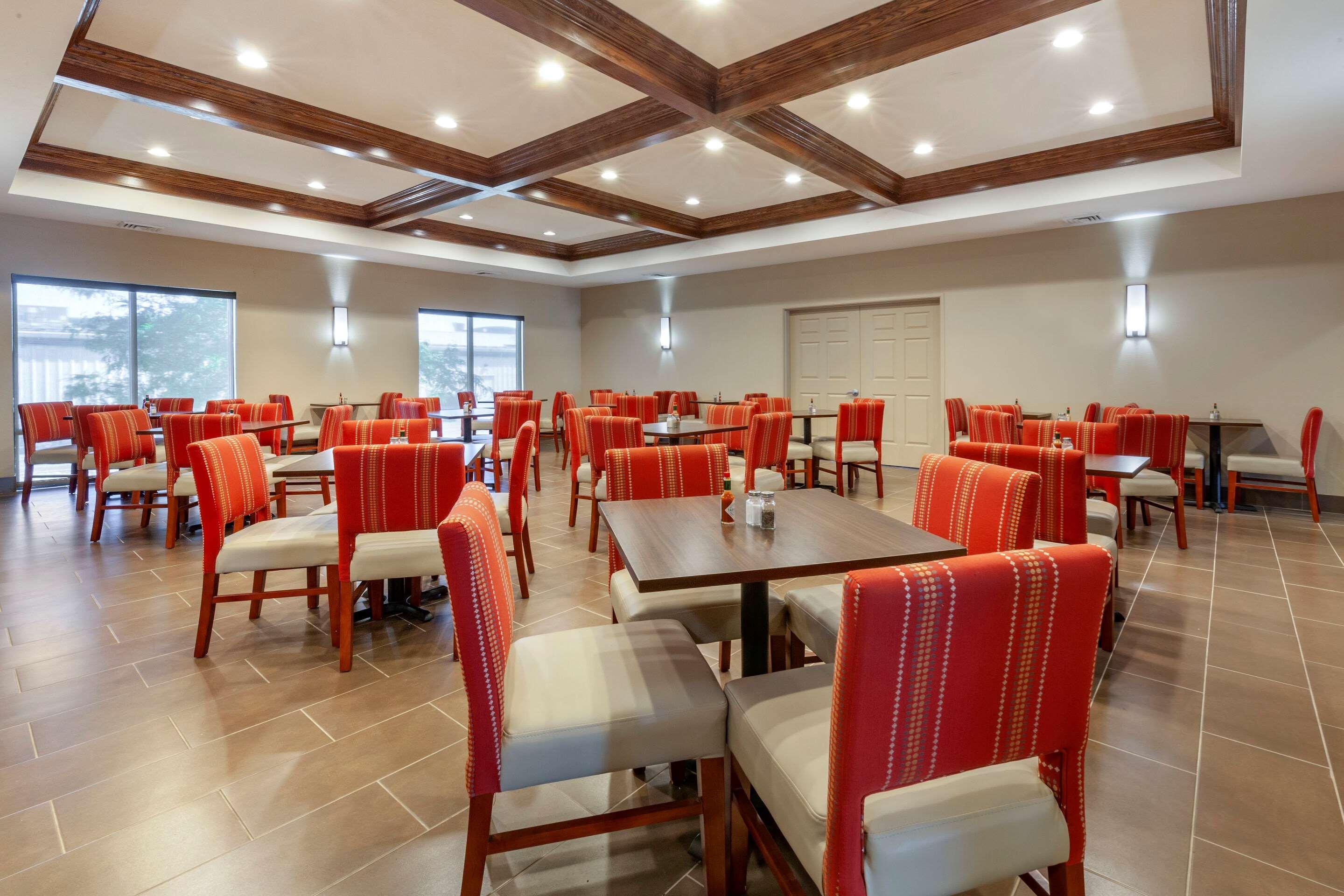 Comfort Suites Ошкош Екстериор снимка